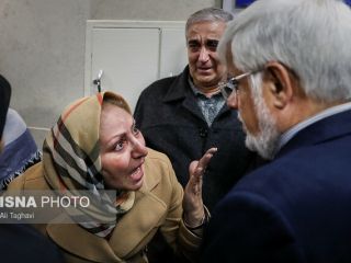 تصویر فریاد مادر یکی از حادثه دیدگان اتوبوس دانشگاه آزاد بر سر محمدرضا عارف