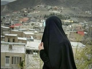 زنی دل شکسته با سبدی زرد رنگ