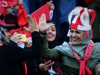 استاد حوزه علمیه قم : ورود زنان به ورزشگاه‌ها به زودی آزاد می‌شود