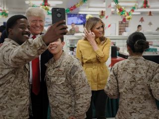 سهل انگاری ترامپ در انتشار عکس هایش با نیروهای یگان ویژه نیروی دریایی که هویتشان فوق سری است