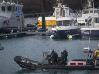 بحران پناهجویان اکثرا ایرانی کانال مانش : وزیر کشور بریتانیا تعطیلات کریسمس را نیمه کاره گذاشته به لندن بازگشت