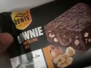 فریبکاری در فروش ، تفاوت کیک داخل بسته با عکس روی آن را ببینید