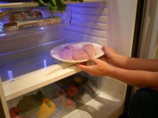 ۳ روش یخ‌زدایی مواد غذایی و نکته‌های آن