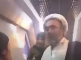 مواجهه دختری شجاع با آخوندی پررو در مترو تهران