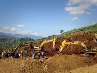 هر تن خاک ایران چند تومان قاچاق می‌شود؟/ فرانسه و هلند خاک هرمز را به توبره کشیده‌اند