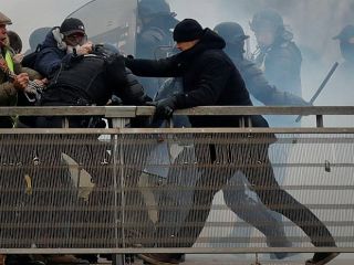 مردم فرانسه ۱۵۰ هزار یورو برای مشت‌زنی که پلیس را کتک زد جمع کردند