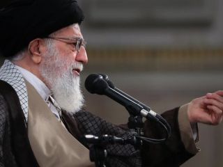 خامنه‌ای: برخی سران آمریکا احمق‌های درجه یک هستند