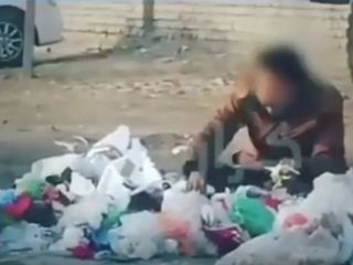 فیلمی تکان دهنده از یک مرد گرسنه که در حال خوردن غذاهای داخل سطل زباله است