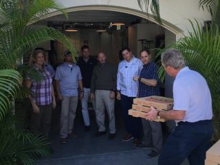 جرج بوش با انتقاد از ادامه تعطیلی دولت آمریکا برای محافظانش پیتزا خرید