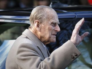 پرنس فیلیپ، ۴۸ ساعت بعد از یک تصادف اتومبیل، دوباره بدون کمربند ایمنی دیده شد