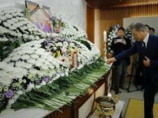 تعظیم رئیس جمهور کره جنوبی در برابر خاکستر برده جنسی + ویدیو