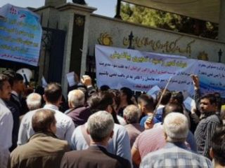 علیرغم توصیه های حکومت ایران ,مردم در حال خروج سپرده های خود از بانکها هستند