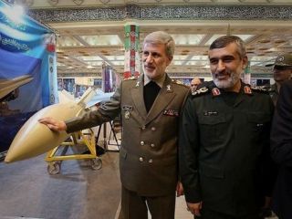 رونمایی از موشک کروز هویزه با برد پروازی ۱۳۵۰ کیلومتر توسط وزارت دفاع ایران - تصاویر