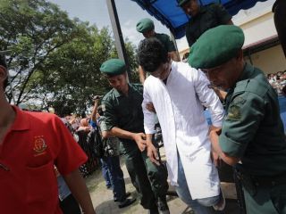 شلاق زدن دختر و پسر دانشجوی  ۱۸ ساله در ملاعام - عکس+ ویدیو