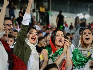 آیت الله فاضل لنکرانی: حضور زنان در ورزشگاه به صلاح آنان نیست