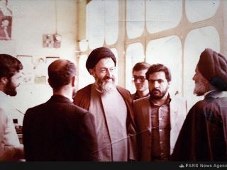 واکنش آیت الله بهشتی به شعار “شاه زنازاده است”