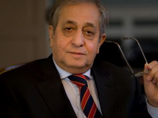 خواسته شاه از شریعتمداری در مورد خمینی چه بود؟