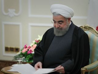 نامه روحانی به خامنه‌ای: «دولت را موظف می‌کنم تحقق منویات حضرتعالی را در اولویت قرار دهد.»