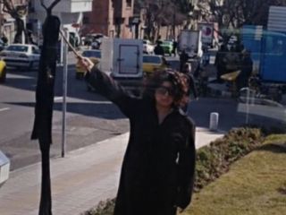 دختران انقلاب مجددا با بر سر چوب کردن شال خود به حجاب اجباری اعتراض کردند