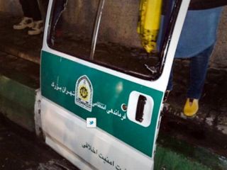 مردم معترض به حجاب اجباری، در گشت ارشاد را از جا کندند - ویدیو