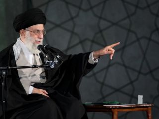 خامنه‌ای، مجبور بودی مترجم شوی؟!