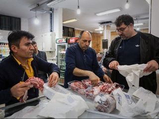 لاکچری شدن خرید گوشت و میوه و شلوغ شدن صف مهاجرت از کشور به هر قیمتی
