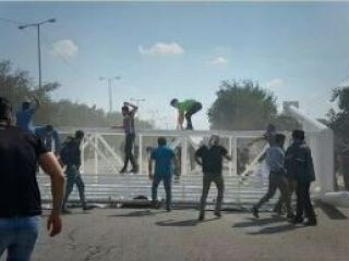 لحظه سرنگون کردن تابلوی «شهدای» مدافعان حرم در دزفول  توسط مردم