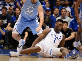 کفش بسکتبالیست آمریکایی پاره شد؛ ارزش سهام نایک سقوط کرد