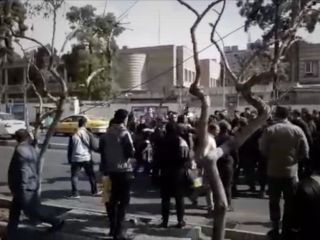 ماموران پلیس با مالباختگان معترض سکه ثامن درگیر شدند + ویدیو