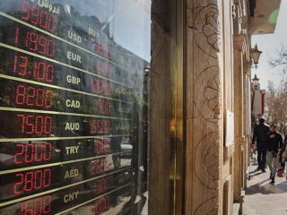 نرخ دلار آمریکا از مرز ۱۴ هزار تومان گذشت