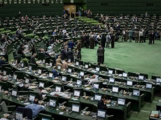 علی لاریجانی به نمایندگان اجازه بحث در مورد «برداشت ۱.۵ میلیارد یورو برای مصارف نظامی» را نداد