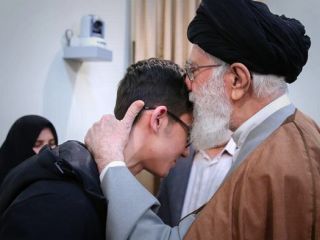 دیدار خامنه‌ای با نوجوان شطرنج‌بازی که از بازی با حریف اسرائیلی امتناع کرد