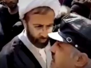 دختر در میان جمعیت می‌گوید یک لحظه روسری‌ام افتاد این آخوند منو زد