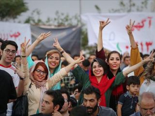 زندانی شدن مدیر شهرداری اصفهان که یک برنامه تماشای خانوادگی فوتبال را برگزار کرده بود