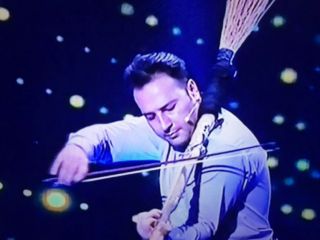 شرکت کننده برنامه «عصر جدید» با «جارو» ساز زد؛ کاربران به محدودیتهای صدا و سیما واکنش نشان دادند