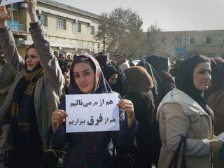 سقوط اقتصادی در ایران اتفاق افتاده: دولت حتی برای پرداخت بسته حمایتی به نیازمندان بودجه ندارد!