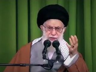 خامنه ایی: خمینی  وقتی گریه میکرد آنقدر اشک میریخت که با دستمال معمولی نمیشد اشکها را پاک کرد با حوله خشک میکرد