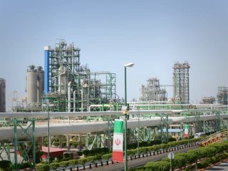 چرا وقتی بقیه به خاک سیاه می‌نشینند، تجارت پتروشیمی همچنان برای مافیای فساد جذاب است؟