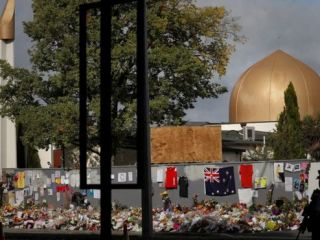 نیوزیلند برای گرامیداشت یاد کشته شدگان ، اذان ظهر را زنده از رادیو تلویزیون پخش کرد