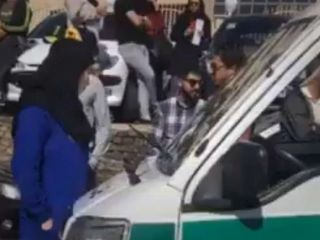 تصادف پژو پارس با ون گشت ارشاد باعث مرگ دو نفر شد