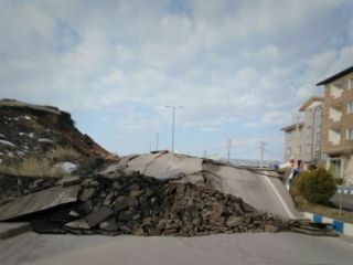 بارش شدید در تهران و رانش زمین در جاده کن؛ برخی از بزرگراه‌ها و جاده‌ها مسدود شدند