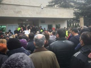 تجمع جمعی از مردم گرجستان در مقابل سفارت ایران در تفلیس در اعتراض به کنسرت تتلو