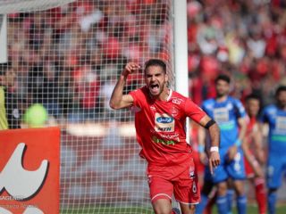 پرسپولیس استقلال را هم برد و در صدر ماند