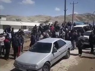 عصبانیت مردم از حضور تبلیغاتی محسن رضایی در مناطق سیلزده - حمله سیلزدگان به احمد خادم فرمانده قرارگاه کربلا