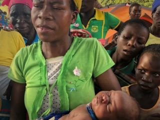 مادر موزامبیکی که از بیم سیل بالای درخت رفته بود همانجا زایمان کرد