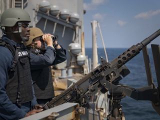 انتشار تصویر عبور تفنگداران آمریکایی از تنگه هرمز با نوشته :«ما همیشه مشغول نظارت هستیم.»