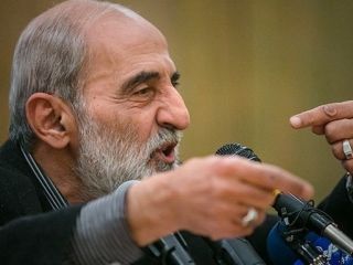 حسین شریعتمداری: ترامپ احمق هست ولی دیوانه نیست، تردید نکنید، تنگه هرمز را ببندید