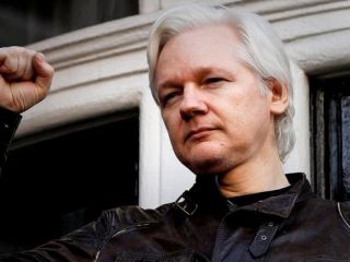 جولیان آسانژ، بنیانگذار وب‌سایت افشاگر ویکی‌لیکس در لندن دستگیر شد