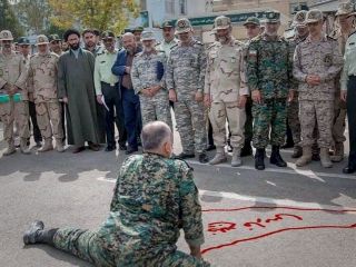 عکس روز : پاسداری که تک نفره تنگه ی هرمز را بست