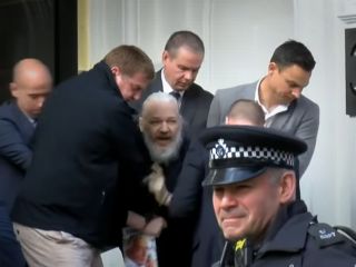 لحظه بازداشت جولیان آسانژ بنیانگذار ویکی لیکس در لندن - ویدیو